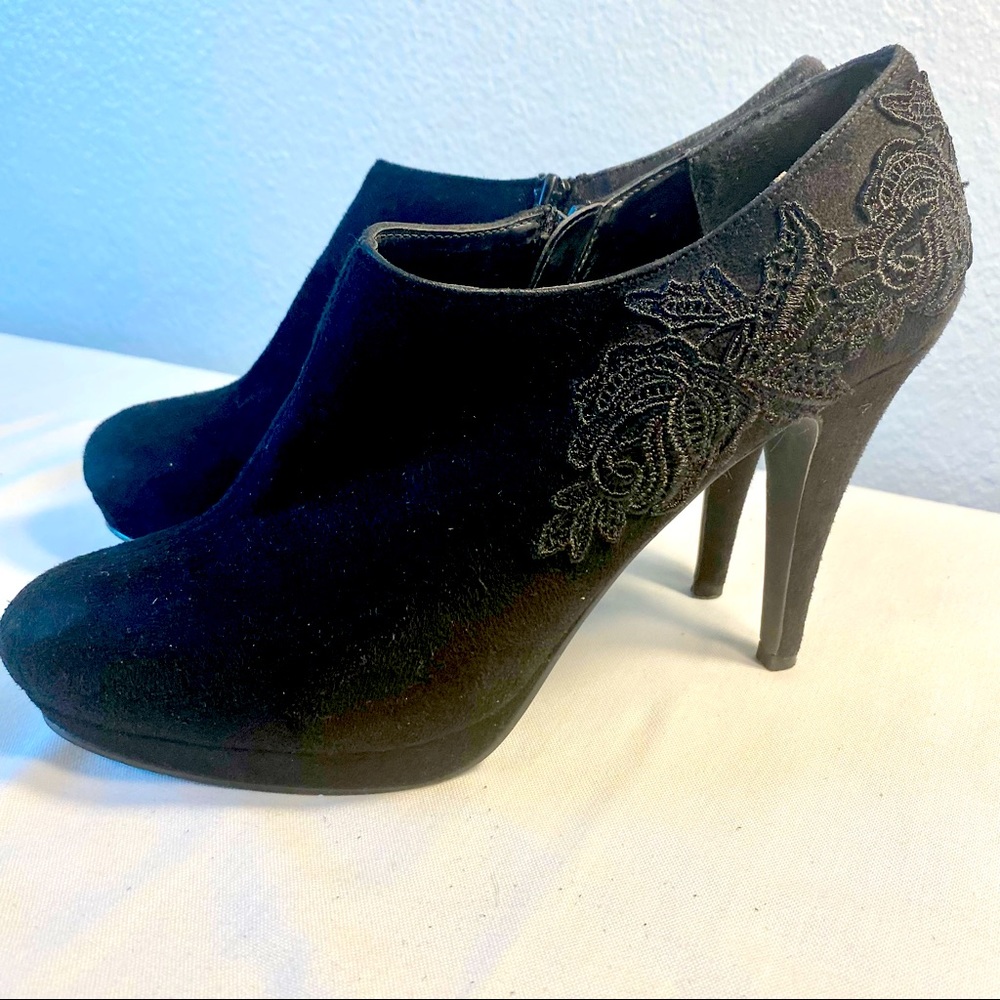 Platform heeled bootie in black velvet with lace appliqué trim.